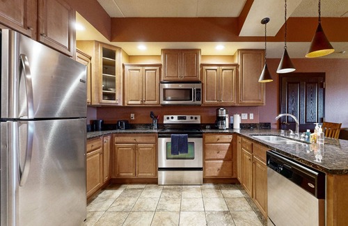 Wisconsin Dells Condominio | Deluxe condo with in-room Jacuzzi, two fireplaces, & full kitchen
