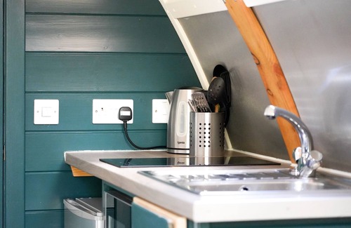Weston Cabina | Deluxe Cosy Cabin With Wood Fired Hot Tub