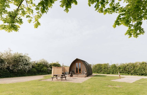 Weston Cabina | Deluxe Cosy Cabin With Wood Fired Hot Tub
