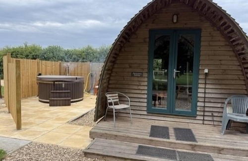 Weston Cabina | Deluxe Cosy Cabin With Wood Fired Hot Tub