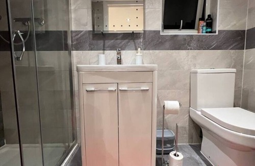 West Ham Casa | Deluxe Double Room with Shower
