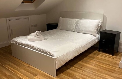 West Ham Casa | Deluxe Double Room with Shower
