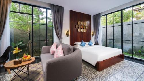 Wat Bo Area Casa | Deluxe Double Room with Patio or Balcony