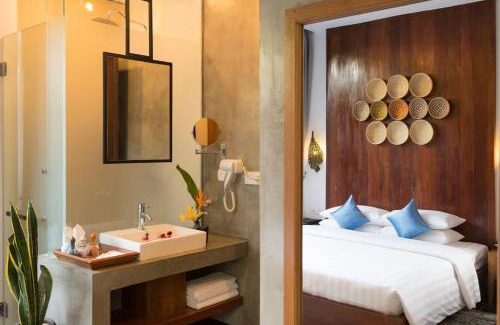 Wat Bo Area Casa | Deluxe Double Room with Patio or Balcony