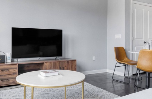 Chinatown Apartamento | Deluxe Downtown Studio w/ Pool & Gym, near Broad Museum, by Blueground