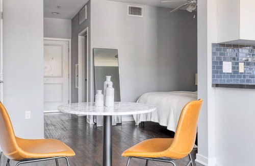 Chinatown Apartamento | Deluxe Downtown Studio w/ Pool & Gym, near Broad Museum, by Blueground