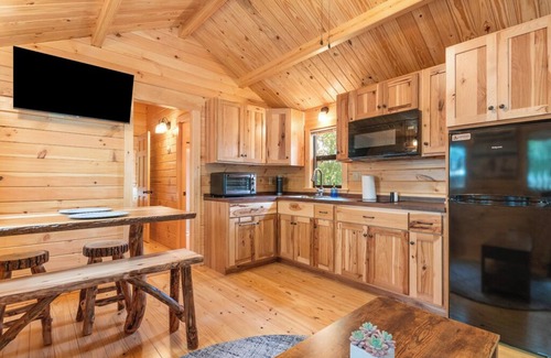 Thonotosassa Cabina | Deluxe Family Cabin with Porch - Happy Travelers RV Resort