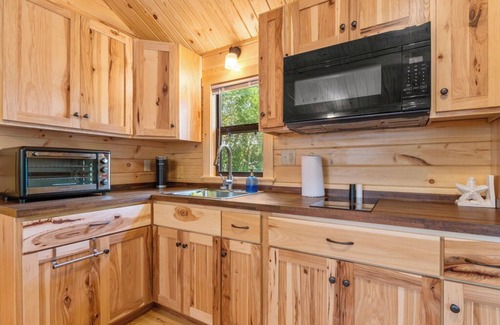 Thonotosassa Cabina | Deluxe Family Cabin with Porch - Happy Travelers RV Resort
