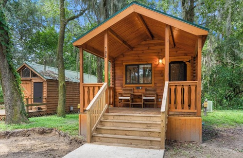 Thonotosassa Cabina | Deluxe Family Cabin with Porch - Happy Travelers RV Resort