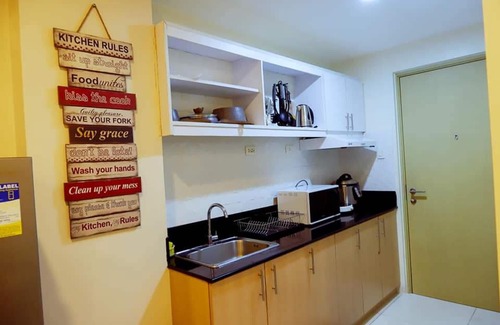 Silang Junction North Apartamento | Deluxe Family Room in Tagaytay With Taal Lake View