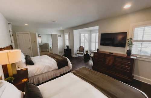 Downtown Hotel | Deluxe Guestroom - 2 Queens · The Jefferson Inn Rm. 4