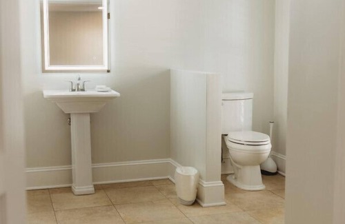 Downtown Hotel | Deluxe Guestroom - 2 Queens · The Jefferson Inn Rm. 4