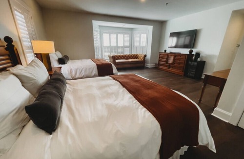 Downtown Hotel | Deluxe Guestroom - 2 Queens · The Jefferson Inn Rm. 5
