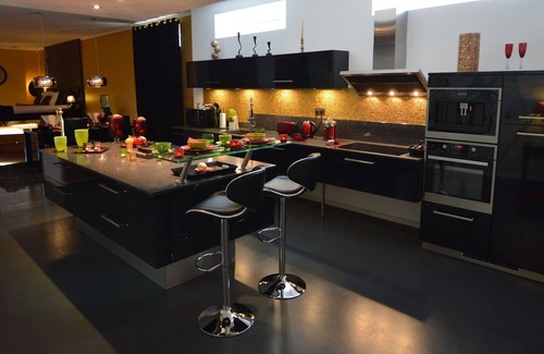 Herbesthal Casa | Deluxe Holiday Home in Welkenraedt with Jacuzzi & Steam Shower
