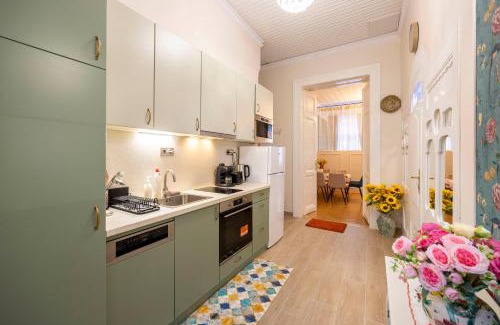 Istvanmezo Apartamento | Deluxe Home in Art Nouveau House- with GARAGE