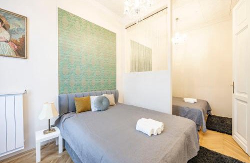 Istvanmezo Apartamento | Deluxe Home in Art Nouveau House- with GARAGE