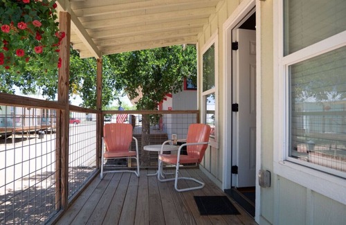 Kerrville Cabina | Deluxe King Cabin #15 near Guadalupe River