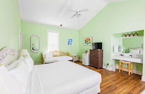 Historic Seaport Hotel | Deluxe King - Curry Mansion with Pool!
