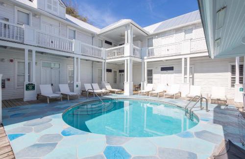 Historic Seaport Hotel | Deluxe King - Curry Mansion with Pool!
