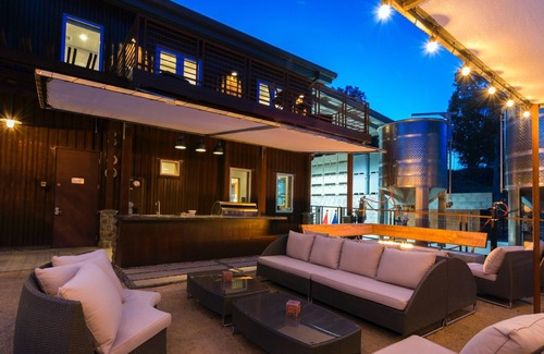 Clear Lake Apartamento | Deluxe King Room on Winery & Vineyard Property