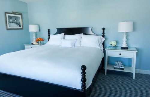 Cape May Hotel | Historic Cape May Hideaway with Balcony, Swimming Pool & Free Valet Parking