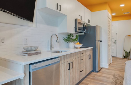 12 South Condominio | Deluxe King w/ Balcony | 12 South Hotel | Gilmore
