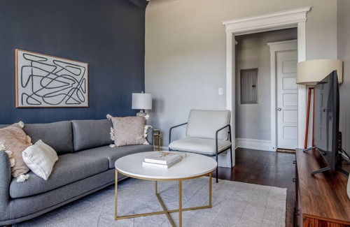 Wrigleyville Apartamento | Deluxe Lakeview 1BR, nr Wrigley Field & Lake Michigan, by Blueground