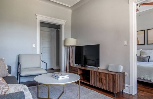 Wrigleyville Apartamento | Deluxe Lakeview 1BR, nr Wrigley Field & Lake Michigan, by Blueground