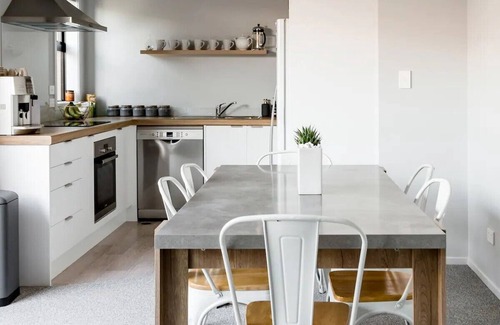 Hamilton North Casa | Deluxe, Modern Townhouse In Central Location - 3 Bedrooms All With Ensuite