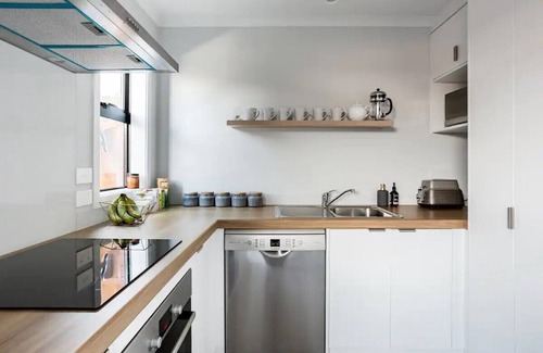Hamilton North Casa | Deluxe, Modern Townhouse In Central Location - 3 Bedrooms All With Ensuite