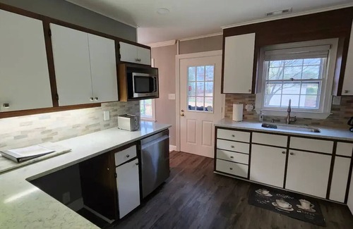 Northeast Raleigh Casa | Deluxe! New Cozy Apt Near Downtown, Ready for Families and Business Travelers.