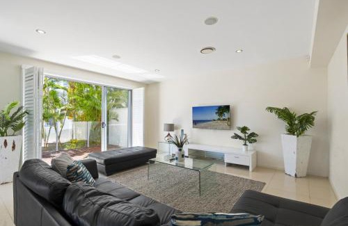 Broadbeach Waters Casa | Deluxe on Water