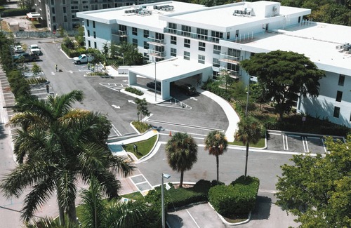 Bal Harbour Apartamento | Deluxe One Bedroom apartment with two full baths*, open kitchen, living room, terrace and beach service at Bal Harbour