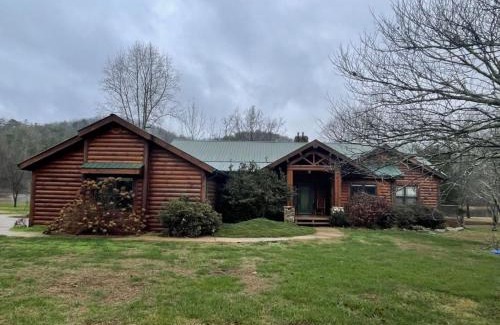 Tellico Plains Casa | Deluxe Parkland Cabin - Pet and Motorcycle Friendly Home