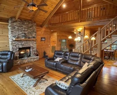 Tellico Plains Casa | Deluxe Parkland Cabin - Pet and Motorcycle Friendly Home