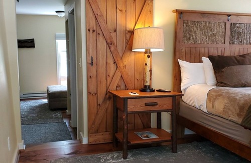West Dover Complejo | Deluxe Queen Suite with pull-out love seat, private entrance