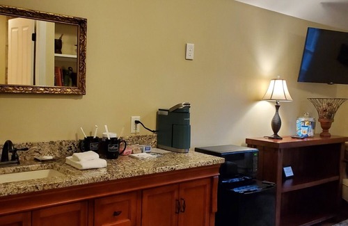 West Dover Complejo | Deluxe Queen Suite with pull-out love seat, private entrance