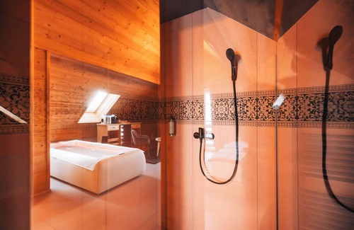 Celje Cama Y Desayuno | Deluxe room with Sauna and Zerobody dry-floating system surrounded by nature.