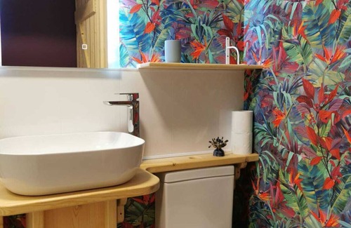 Borris Cabina | Deluxe romantic glamping cabin with king bed