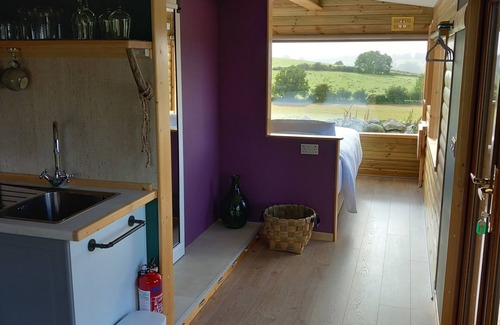 Borris Cabina | Deluxe romantic glamping cabin with king bed