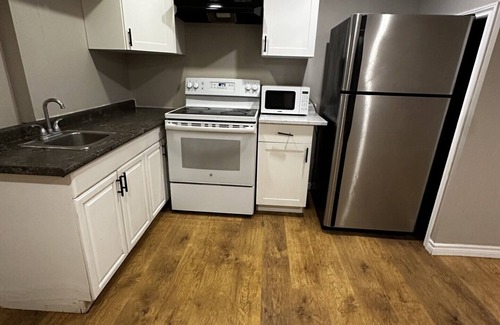 Rosemount Casa | Deluxe Room Close to Restaurants, Plaza, Shopping, Gym & Colleges