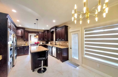 Newton Casa | Deluxe Room & In-suite Bathroom in a Large Bungalow in Posh Surrey Neighborhood
