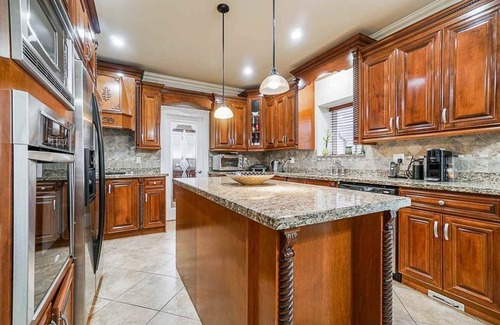 Newton Casa | Deluxe Room & In-suite Bathroom in a Large Bungalow in Posh Surrey Neighborhood