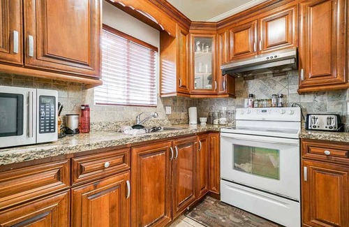 Newton Casa | Deluxe Room & In-suite Bathroom in a Large Bungalow in Posh Surrey Neighborhood