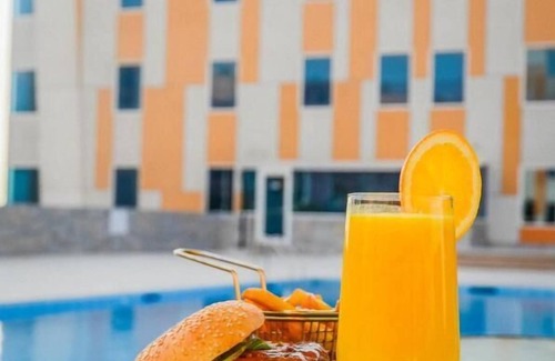 Academic City Apartamento | Deluxe Room Near University of Birmingham Dubai
