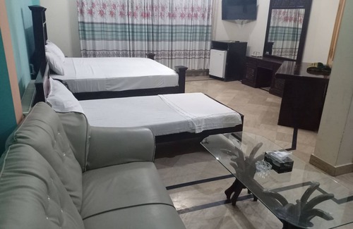 G-8 Sector Casa | Deluxe room with extra single bed