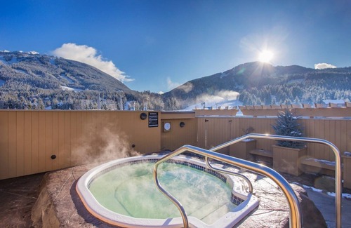 Whistler Village Apartamento | Deluxe Slopeside Suite with Mountain Views