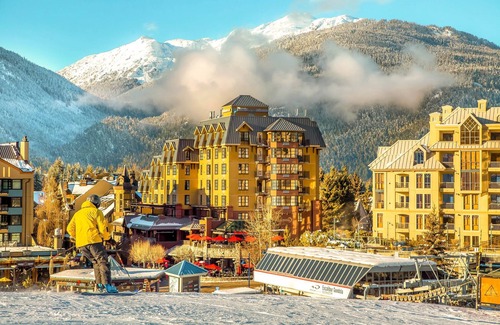 Whistler Village Apartamento | Deluxe Slopeside Suite with Mountain Views