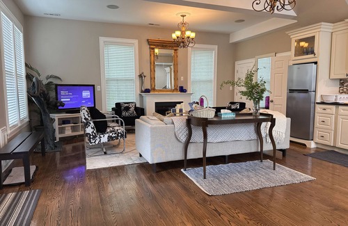 West Newton Casa | Deluxe Spacious 2-bedroom 2-story with gas fireplace Guest House