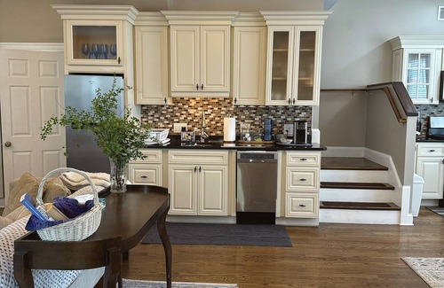 West Newton Casa | Deluxe Spacious 2-bedroom 2-story with gas fireplace Guest House